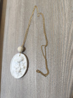 Collier diffuseur avec des fleurs en plâtre, chaîne dorée, qui peut être accrochée!