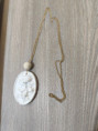Collier diffuseur avec des fleurs en plâtre, chaîne dorée, qui peut être accrochée!
